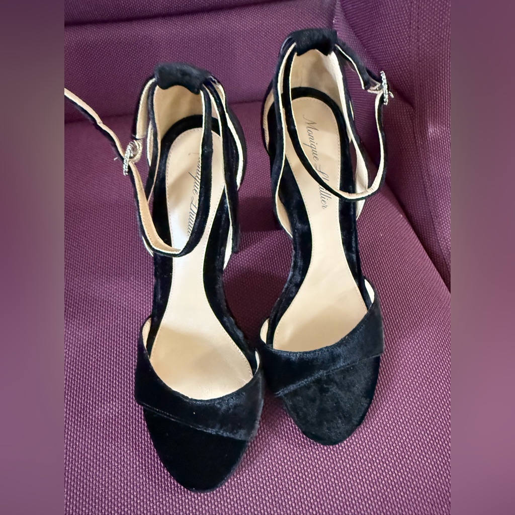 Monique Lhuillier Black Velvet Ankle-Strap Heels Eu35